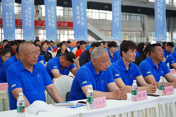 完美体育“多威杯”2024年田径后备人才投掷项目训练营在成都开营(图2)