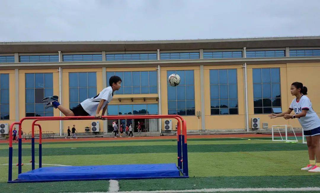 属于孩子们的器械体操双杠简单技术运用课例(图3)