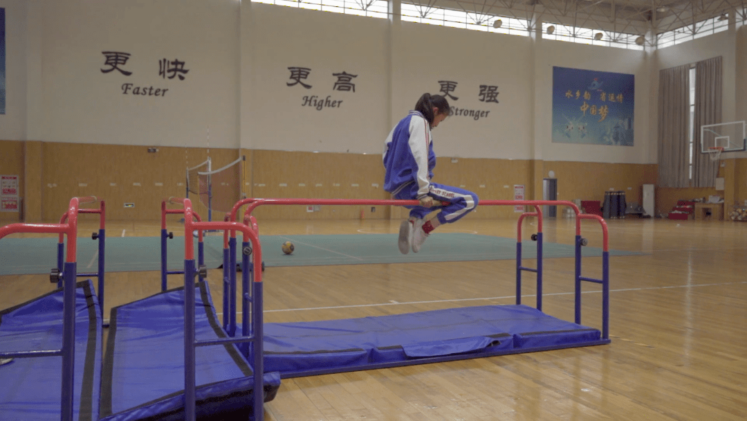 属于孩子们的器械体操双杠简单技术运用课例(图2)