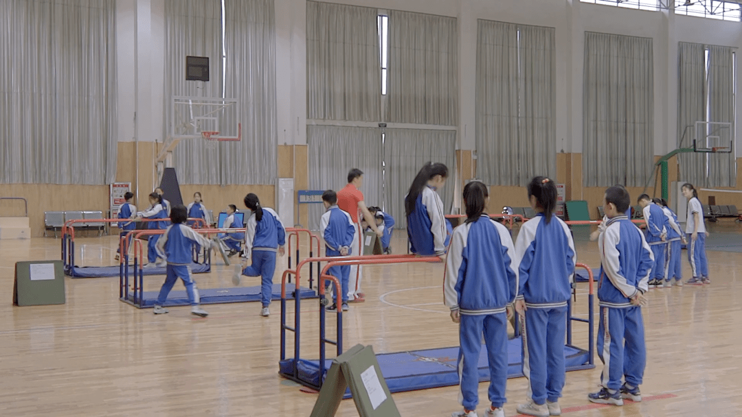 属于孩子们的器械体操双杠简单技术运用课例