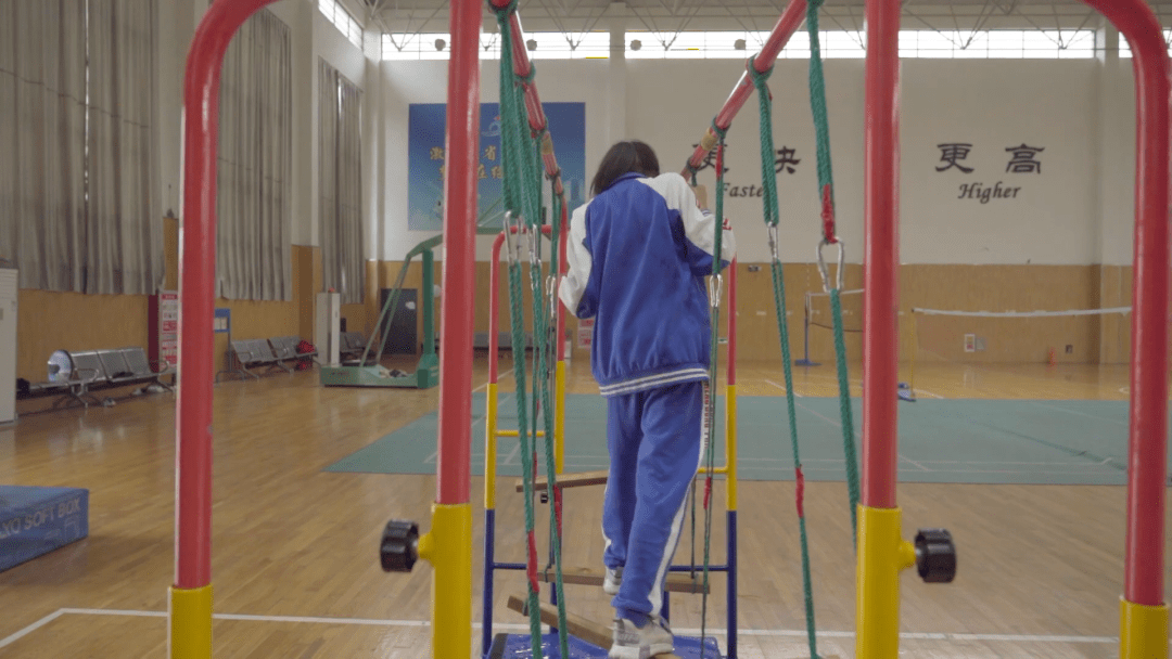 属于孩子们的器械体操双杠简单技术运用课例(图4)