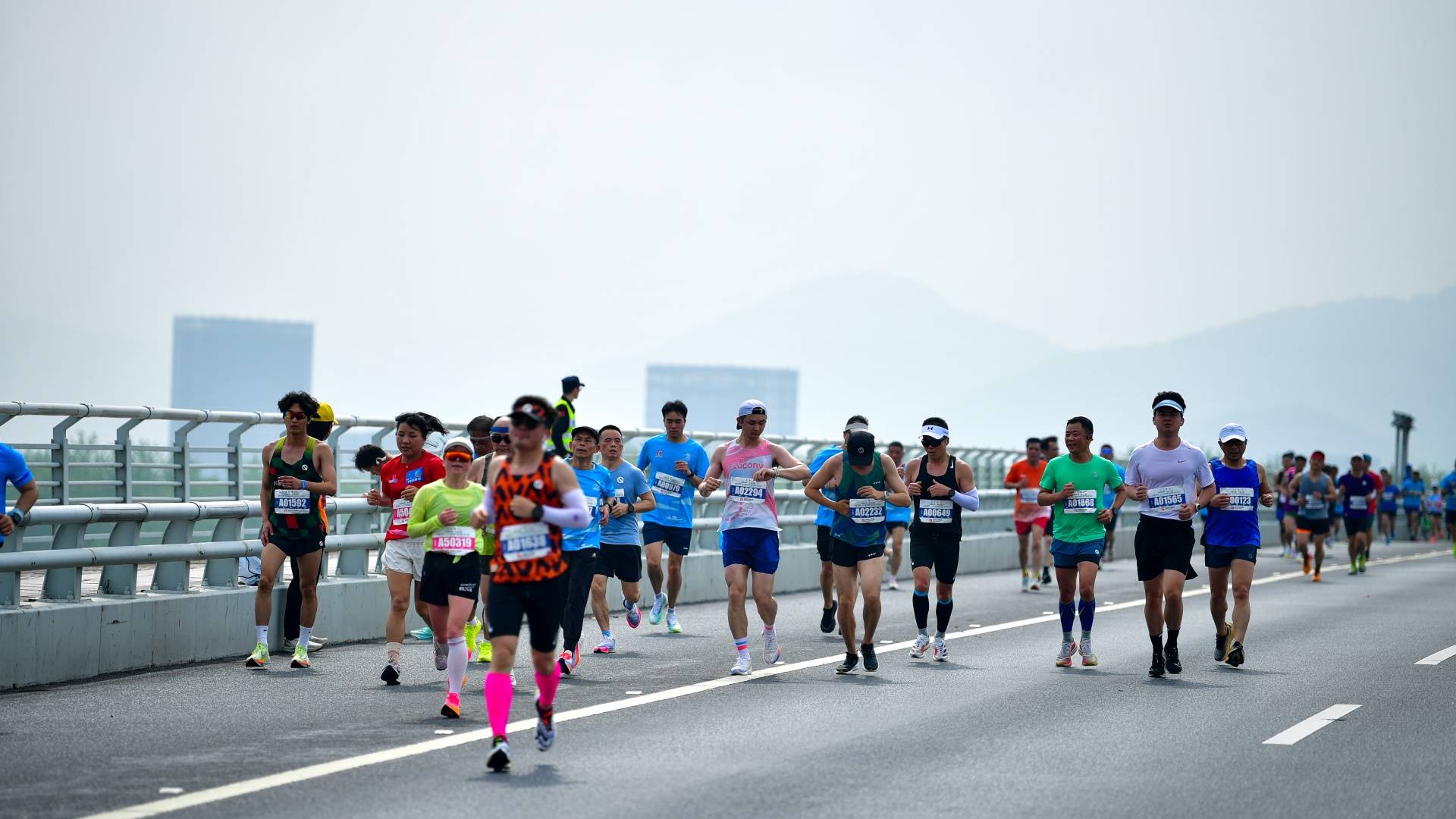 富春江集团-2024杭州富阳-富春山居半程马拉松鸣枪开跑(图6)