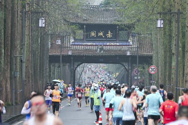 2024成都双遗马拉松圆满完赛ASICS亚瑟士助力跑者跑出向心力(图2)