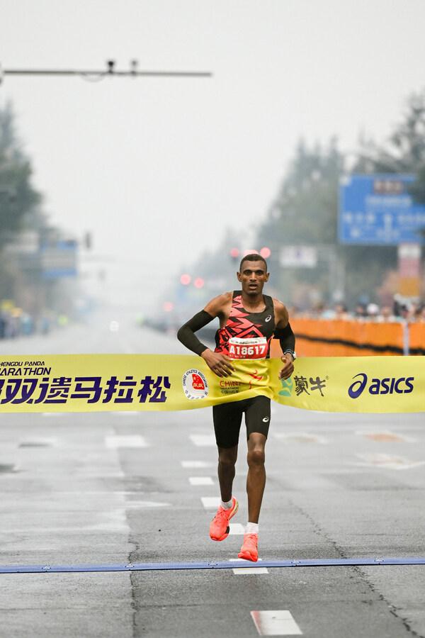 2024成都双遗马拉松圆满完赛ASICS亚瑟士助力跑者跑出向心力(图3)