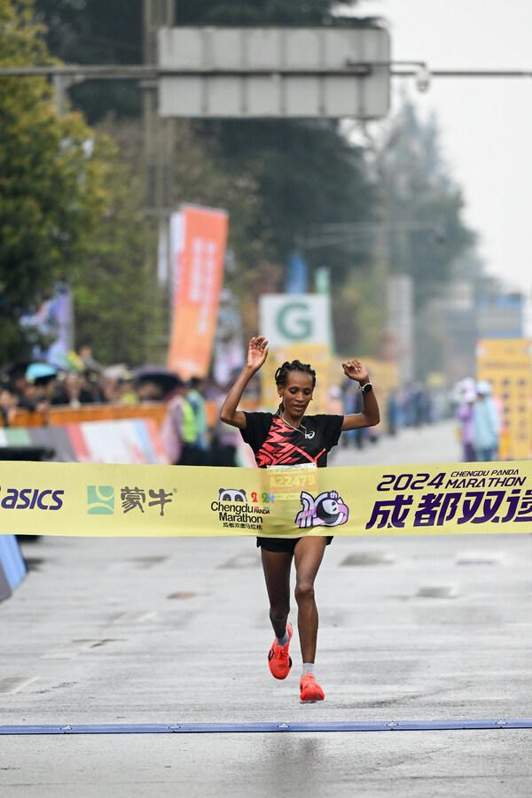2024成都双遗马拉松圆满完赛ASICS亚瑟士助力跑者跑出向心力(图4)
