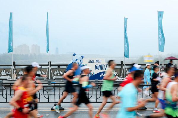 2024成都双遗马拉松圆满完赛ASICS亚瑟士助力跑者跑出向心力(图7)