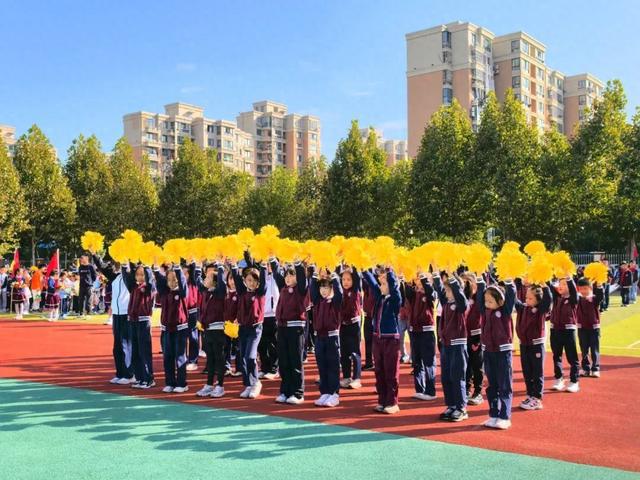 引入奥运元素松江这所小学的田径运动会创意十足