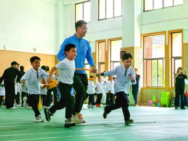 引入奥运元素松江这所小学的田径运动会创意十足(图2)