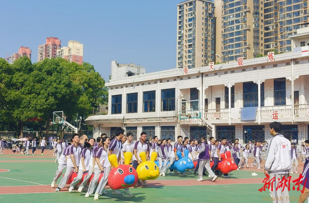 完美体育网站传承奥运放飞梦想——2024年辰州中学第二届秋季田径运动会开幕式(图3)