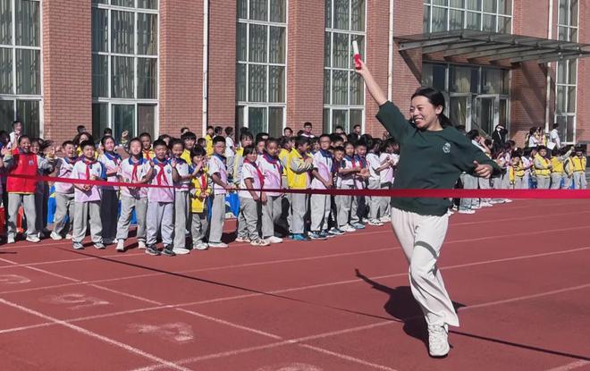 激情飞扬青春绽放——新东云教育集团2024年秋季田径运动会(图2)