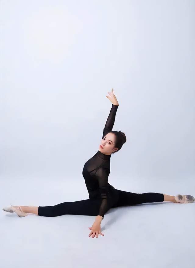 完美体育网站前中国体操名将转型擦边女主播：利用肢体让大家开心准备了道具(图2)