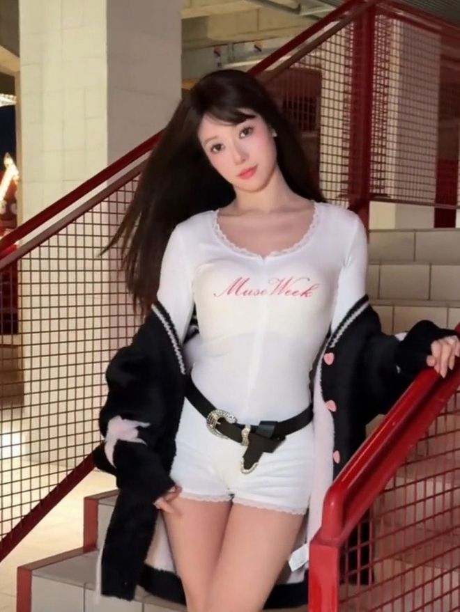 完美体育网站前中国体操名将转型擦边女主播：利用肢体让大家开心准备了道具(图6)