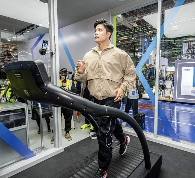 可以自动导航的扫地机器人、可以有效减震的智能跑步机首发新品门道多进博天花板(图8)