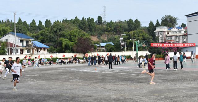 完美体育网站遂宁市安居区横山初中成功举办2024年冬季田径运动会(图2)