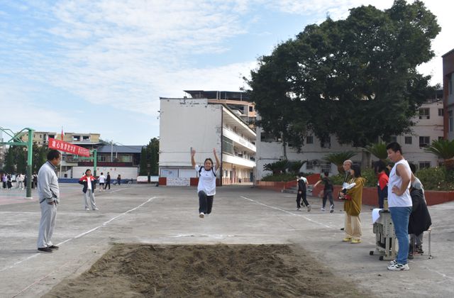 完美体育网站遂宁市安居区横山初中成功举办2024年冬季田径运动会(图3)