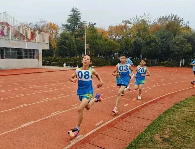 破8项记录！嵩明县2024年青少年田径运动会取佳绩(图2)