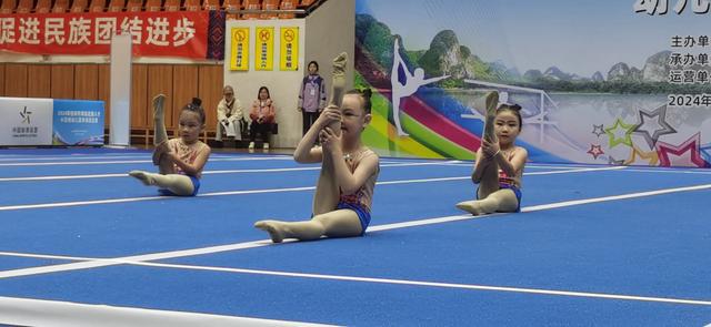 14支队伍角逐2024年体操后备人才小高地幼儿赛体操世界冠军莫慧兰现身颁奖(图2)