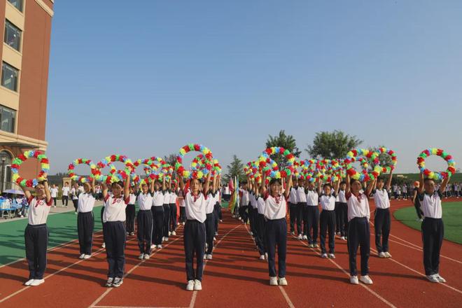 “悦运动悦快乐”——胶州市空港中学2024年第二届秋季田径运动会(图2)