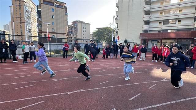 完美体育武冈市迎春亭东方红小学举行“2024年冬季田径运动会”(图2)