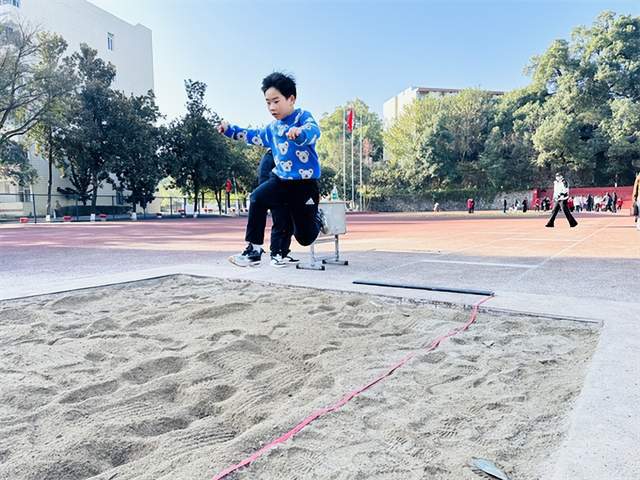 完美体育武冈市迎春亭东方红小学举行“2024年冬季田径运动会”(图3)