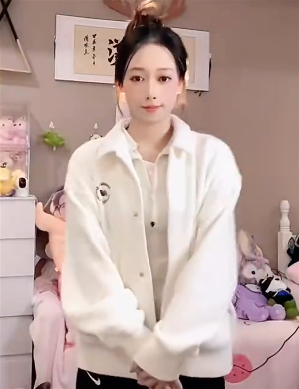 一夜涨粉超百万！前体操冠军吴柳芳擦边争议后直播发声：做好自己完美体育网站(图2)