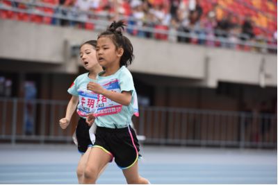 完美体育中国田径大众达标系列赛暨派燃烧·2024年西安市田径公开赛在陕西省体育场开幕！(图3)