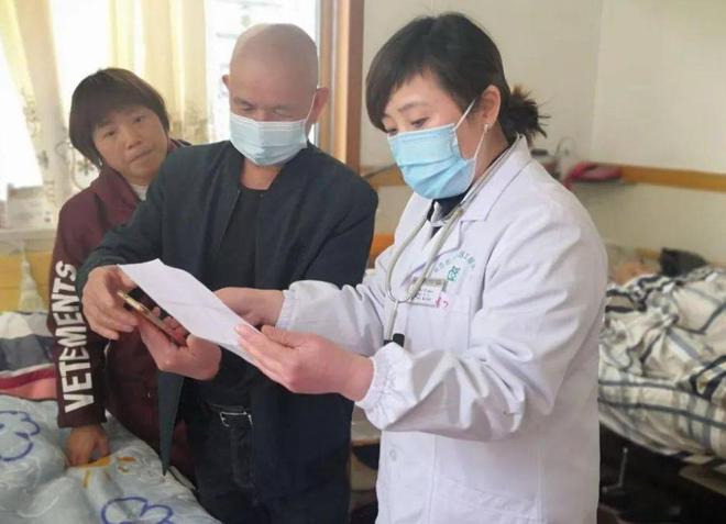 52岁大爷炒完美体育网站菜喜欢放豆瓣酱去医院体检医生纳闷：怎么会这样？(图2)