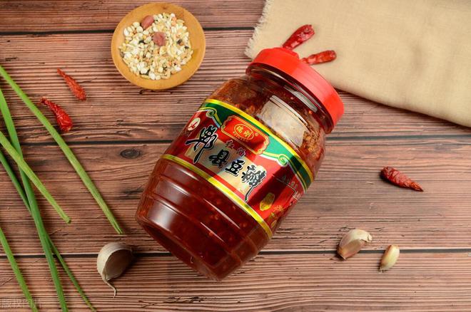 52岁大爷炒完美体育网站菜喜欢放豆瓣酱去医院体检医生纳闷：怎么会这样？(图3)