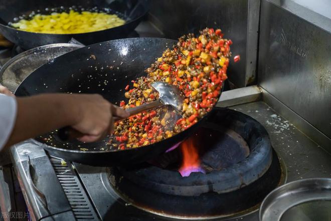 52岁大爷炒完美体育网站菜喜欢放豆瓣酱去医院体检医生纳闷：怎么会这样？(图4)