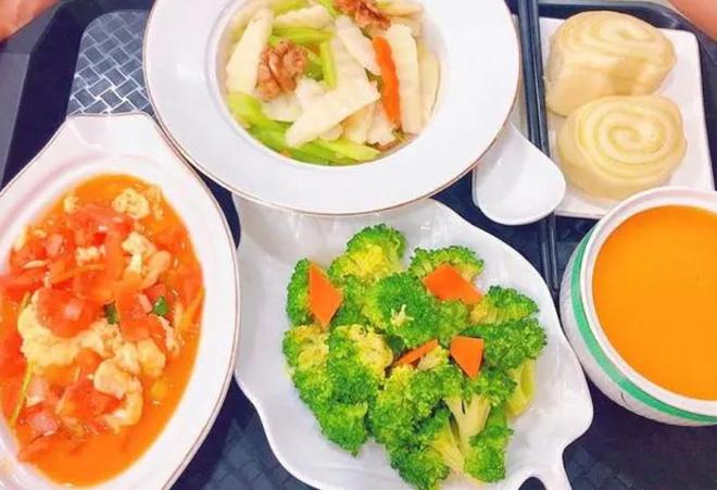 52岁大爷炒完美体育网站菜喜欢放豆瓣酱去医院体检医生纳闷：怎么会这样？(图5)