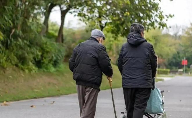 52岁大爷炒完美体育网站菜喜欢放豆瓣酱去医院体检医生纳闷：怎么会这样？(图6)