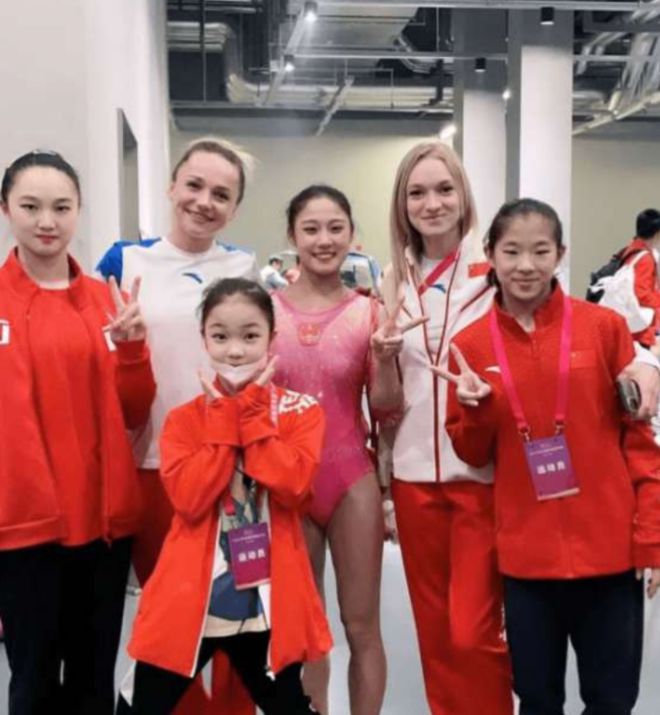 俄罗斯美女体操完美体育网站外教成中国媳妇！上海丈夫亮相晒领证照大秀恩爱(图2)