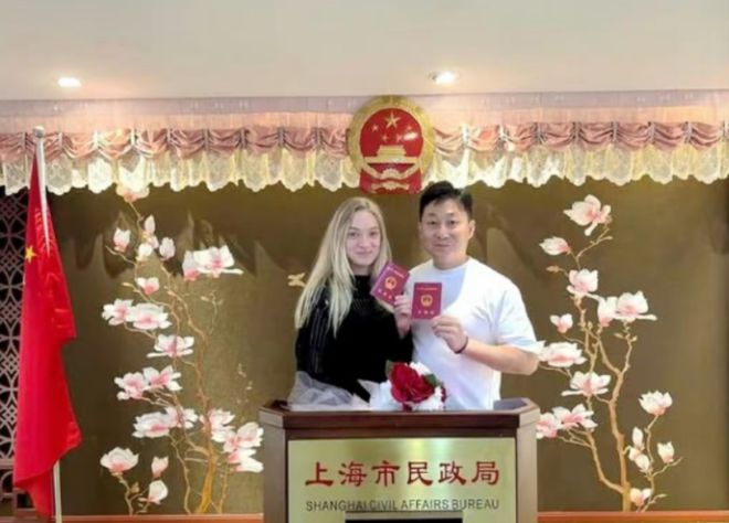 俄罗斯美女体操完美体育网站外教成中国媳妇！上海丈夫亮相晒领证照大秀恩爱(图3)