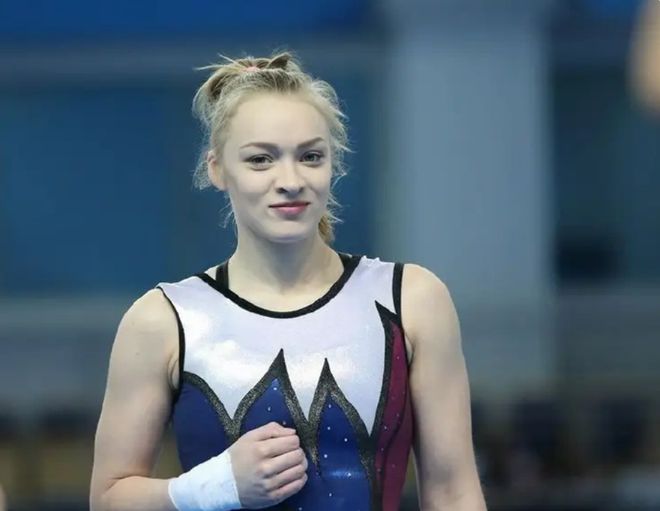 俄罗斯美女体操完美体育网站外教成中国媳妇！上海丈夫亮相晒领证照大秀恩爱(图5)