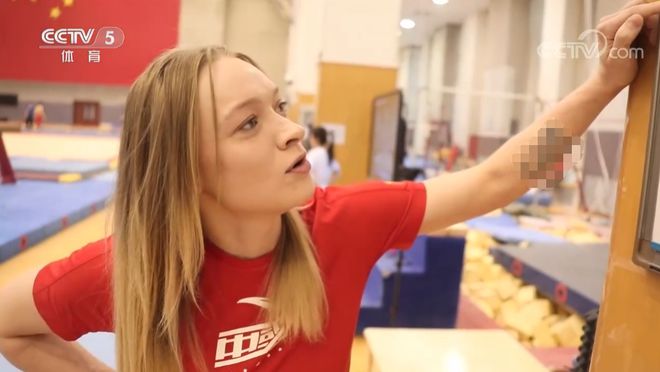 俄罗斯美女体操完美体育网站外教成中国媳妇！上海丈夫亮相晒领证照大秀恩爱(图6)