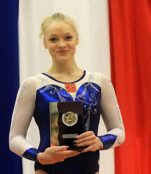 俄罗斯美女体操完美体育网站外教成中国媳妇！上海丈夫亮相晒领证照大秀恩爱(图7)