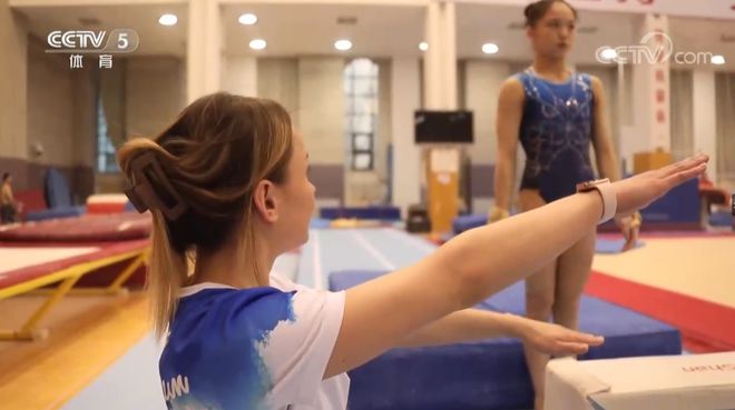 俄罗斯美女体操完美体育网站外教成中国媳妇！上海丈夫亮相晒领证照大秀恩爱(图8)