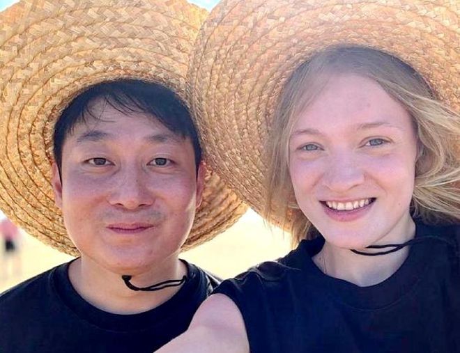 俄罗斯美女体操完美体育网站外教成中国媳妇！上海丈夫亮相晒领证照大秀恩爱(图10)