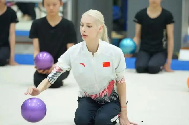 俄罗斯美女体操完美体育网站外教成中国媳妇！上海丈夫亮相晒领证照大秀恩爱(图15)