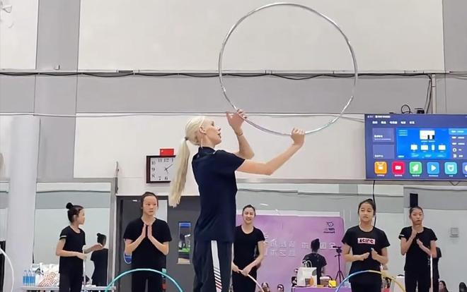 俄罗斯美女体操完美体育网站外教成中国媳妇！上海丈夫亮相晒领证照大秀恩爱(图17)