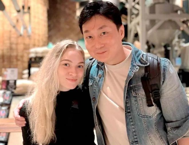 俄罗斯美女体操完美体育网站外教成中国媳妇！上海丈夫亮相晒领证照大秀恩爱(图18)