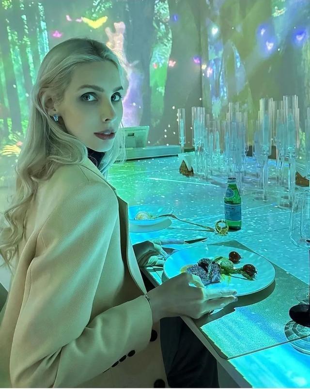 俄罗斯美女体操完美体育网站外教成中国媳妇！上海丈夫亮相晒领证照大秀恩爱(图19)