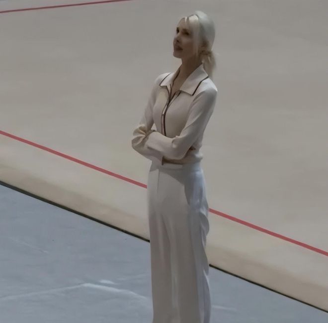 俄罗斯美女体操完美体育网站外教成中国媳妇！上海丈夫亮相晒领证照大秀恩爱(图20)