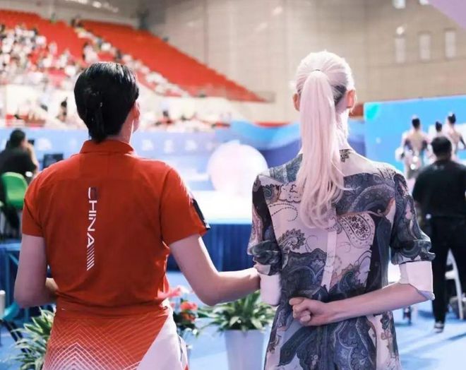 俄罗斯美女体操完美体育网站外教成中国媳妇！上海丈夫亮相晒领证照大秀恩爱(图22)