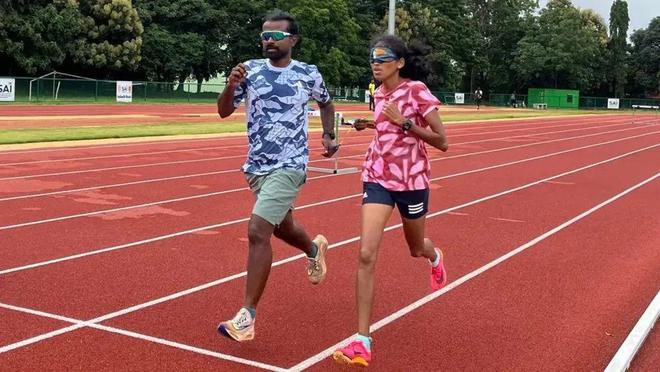 天生失明受尽嘲讽。她却找到自己的“眼睛”一起跑向全国最高领奖台(图3)