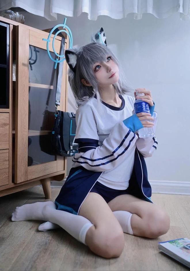 性感COS：蔚蓝档案砂狼白子COS体操服YYDS完美体育网站(图2)