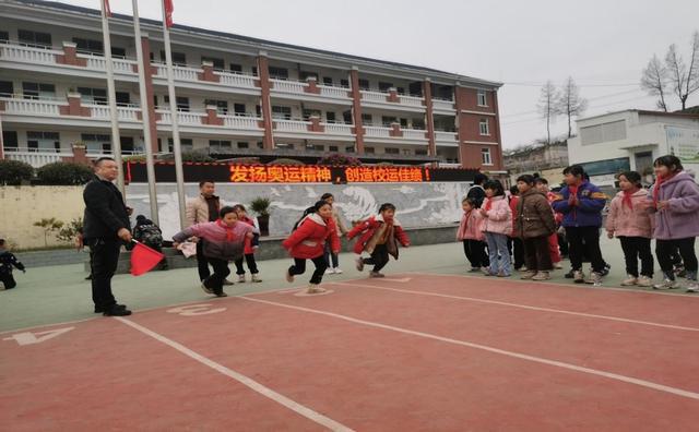 完美体育网站遂宁安居区凉风小学：开展2024年冬季田径运动会(图2)