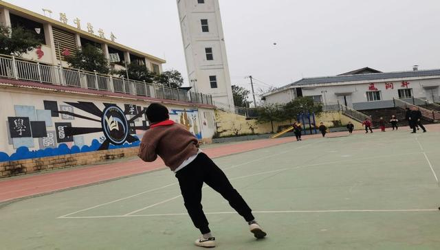 完美体育网站遂宁安居区凉风小学：开展2024年冬季田径运动会(图3)