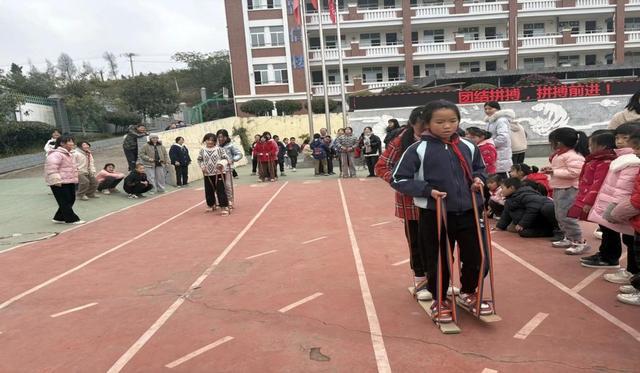 完美体育网站遂宁安居区凉风小学：开展2024年冬季田径运动会(图4)