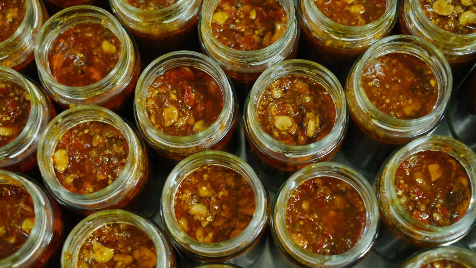 豆完美体育网站瓣酱“爱上”老鹰茶非遗焕新香飘万里(图3)